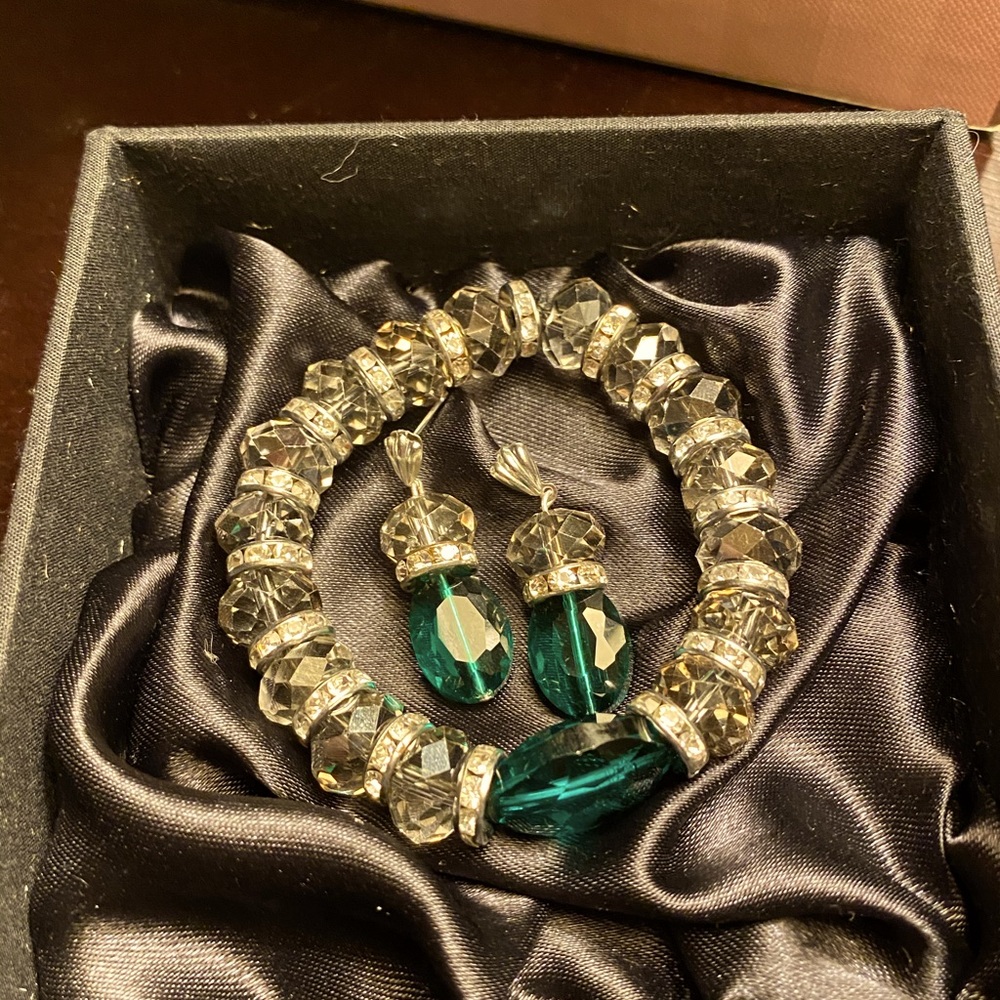 So beautiful bracelet and earrings